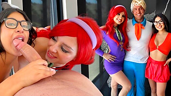 Velma e Daphne na cena de sexo como cosplay fodendo com mesmo macho